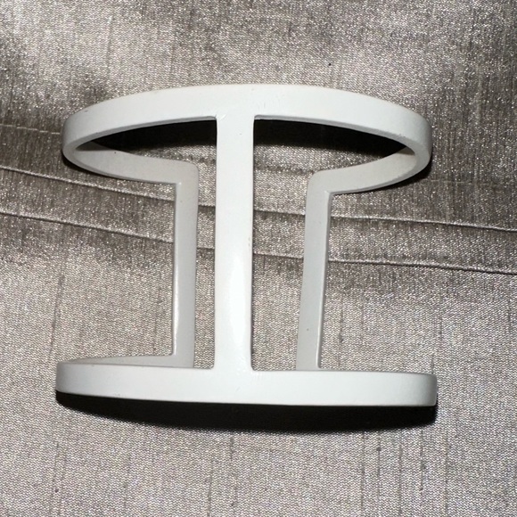 ⭐️VINCE CAMUTO⭐️RARE MOD WHITE CUFF BRACELET - Picture 5 of 8
